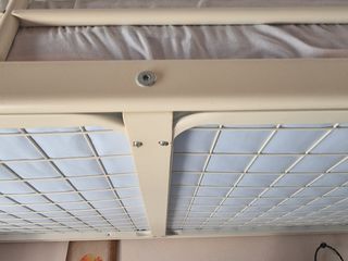 Cama alta blanca metálica