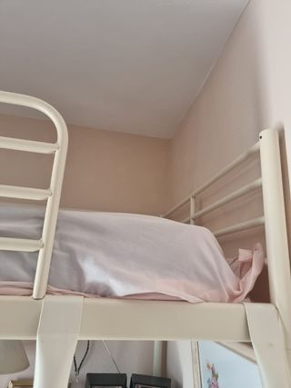 Cama alta blanca metálica