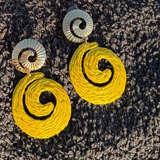 Pendientes dorados y amarillos
