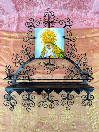 Antiguo colgador con azulejo Macarena S.XX? 49 CMS