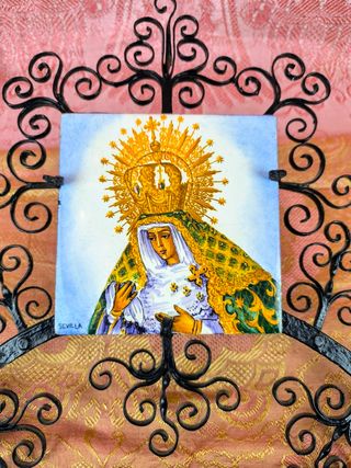 Antiguo colgador con azulejo Macarena S.XX? 49 CMS