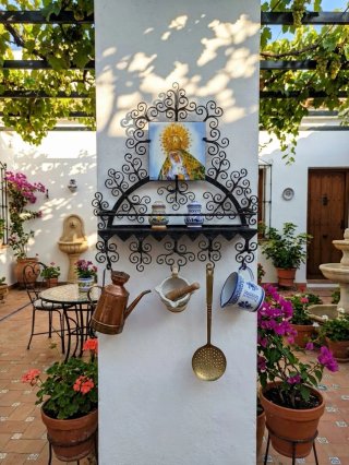 Antiguo colgador con azulejo Macarena S.XX? 49 CMS