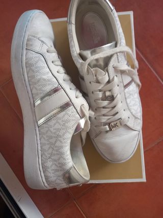 Zapatillas Michael Kors blancas y plateadas