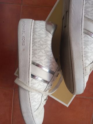 Zapatillas Michael Kors blancas y plateadas