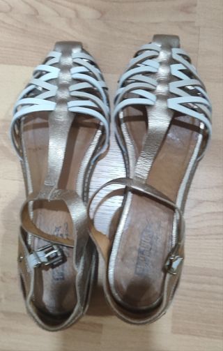 Sandalias doradas y blancas