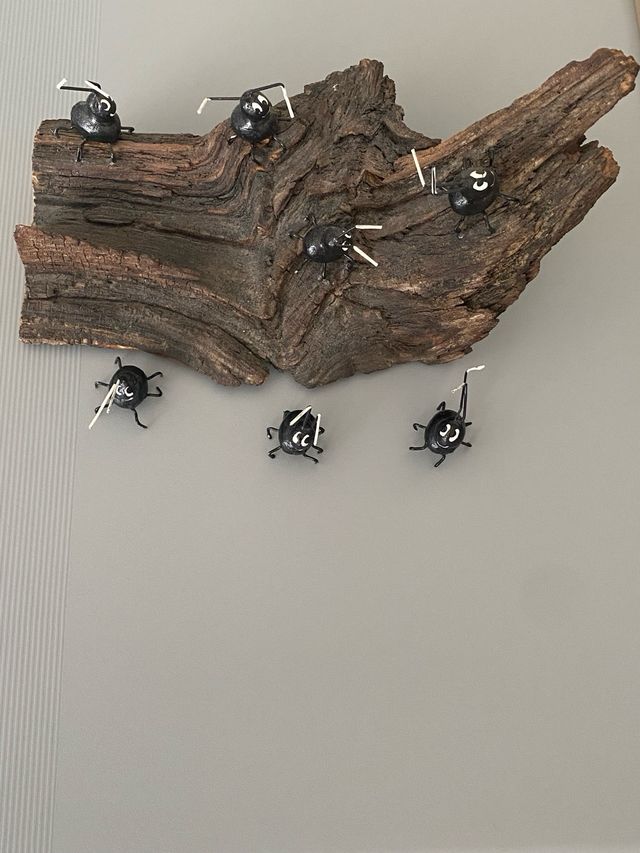 Adorno de tocón de madera con hormigas