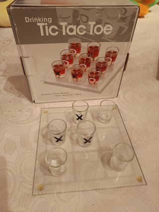 Juego 3 en raya. Vasos de chupito.