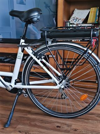 Bicicleta eléctrica blanca