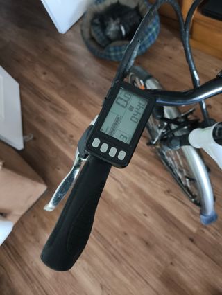 Bicicleta eléctrica blanca