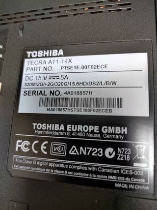 Portátil Toshiba negro con cargador