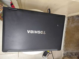 Portátil Toshiba negro con cargador