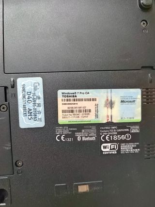Portátil Toshiba negro con cargador
