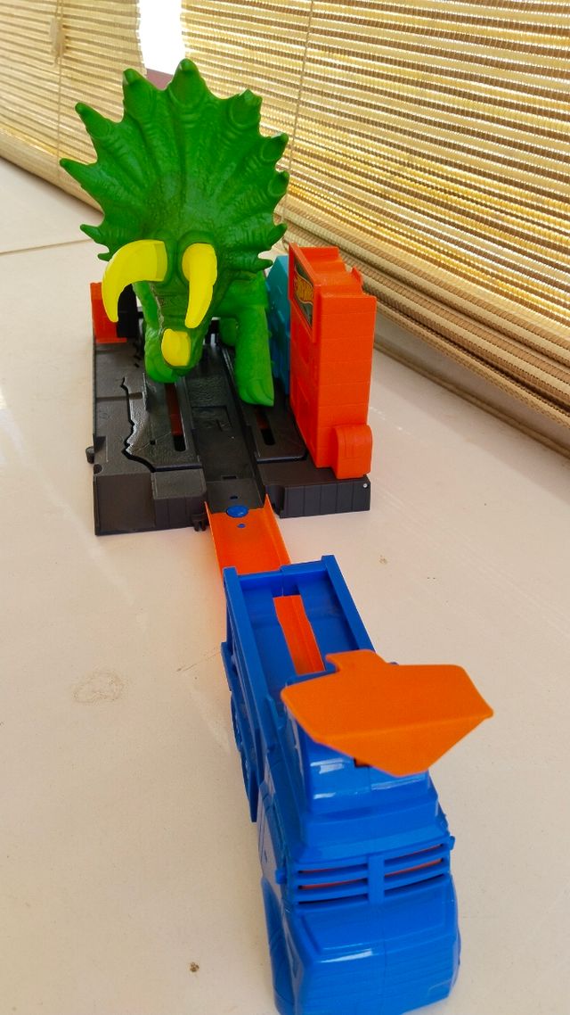 Pista Hot Wheels Dinosaurio