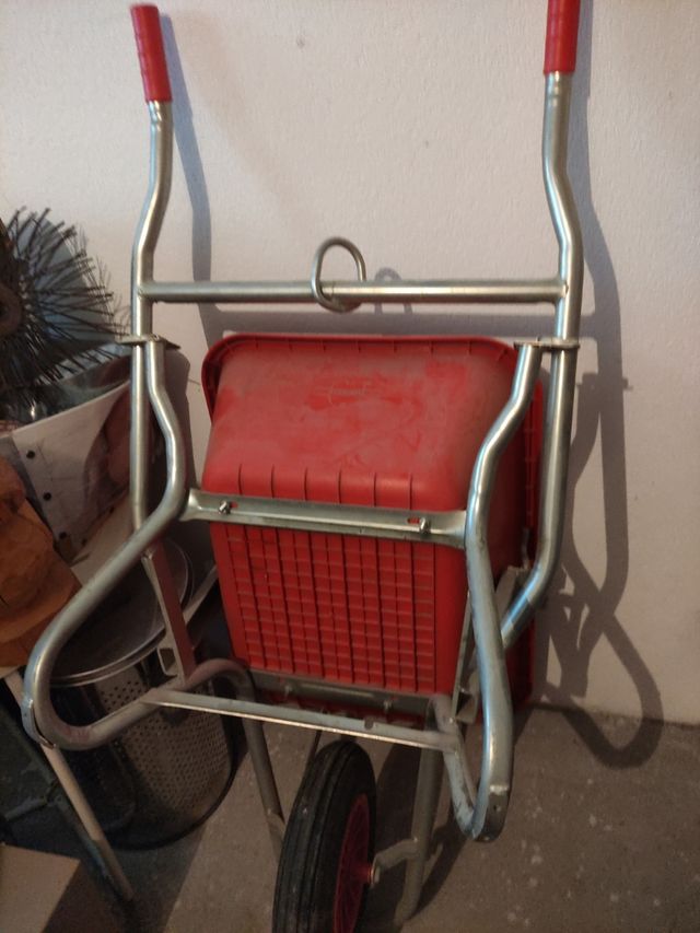 Carriola plastica rossa