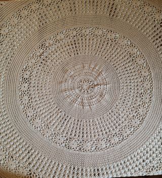 Tovaglia all'uncinetto beige vintage diametro 180