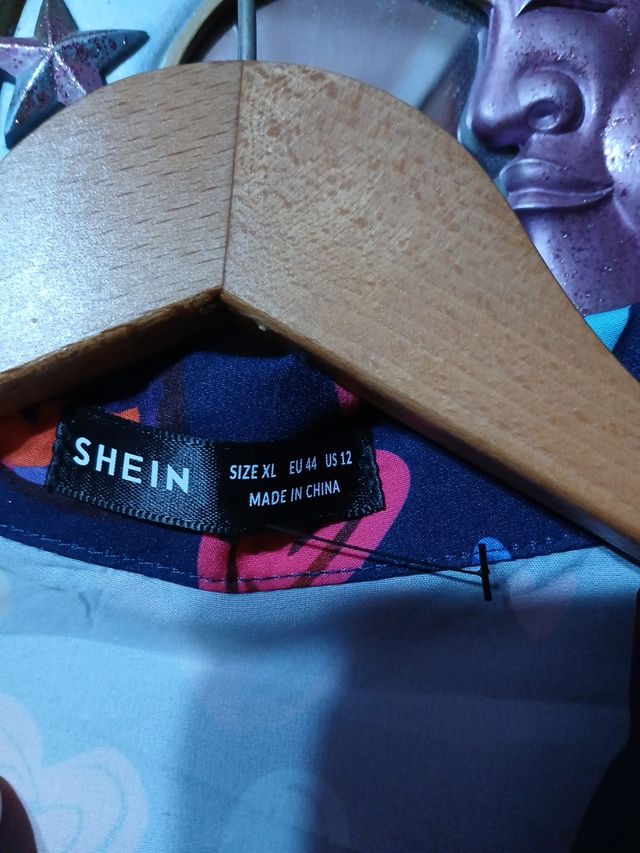 BLUSA CORAZONES.SHEIN
MULTICOLOR.NUEVA