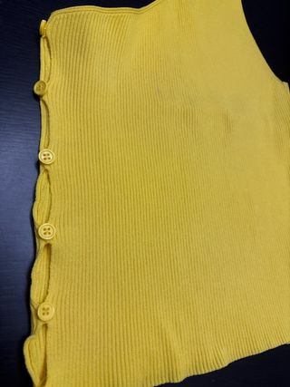 Tops brillantes: plata y amarillo