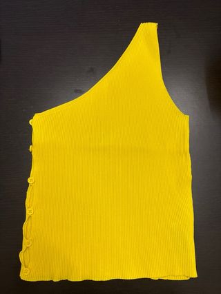 Tops brillantes: plata y amarillo