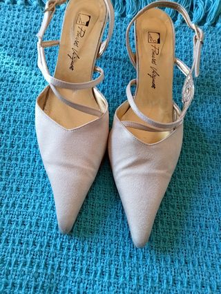 Zapatos Pitillos beige,con si caja original 
