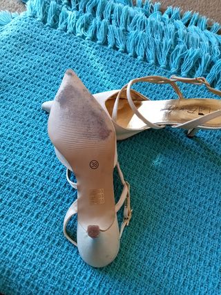 Zapatos Pitillos beige,con si caja original 
