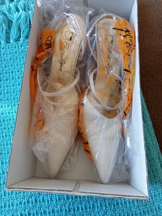 Zapatos Pitillos beige,con si caja original 
