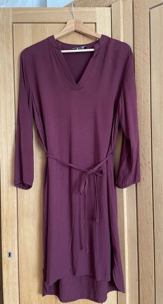 Vestito color vinaccia con maniche risvoltabili