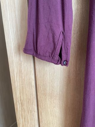 Vestito color vinaccia con maniche risvoltabili