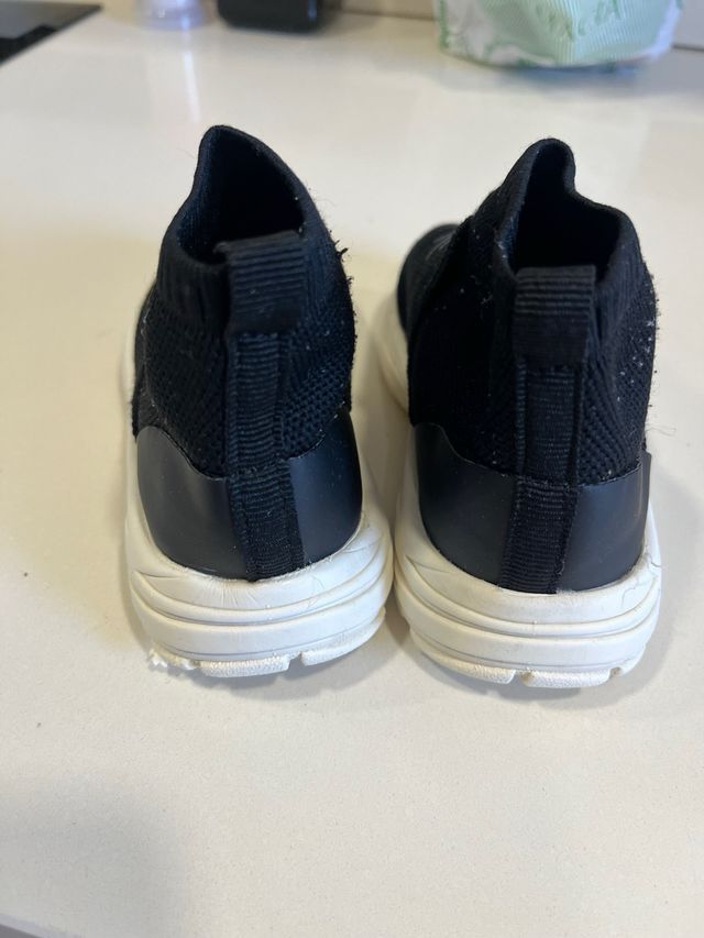 Zapatillas deportivas gato Zara niños T. 24