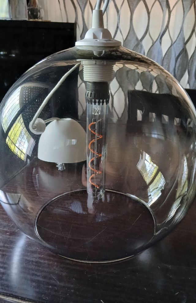 Lámpara colgante con luz de ambiente.