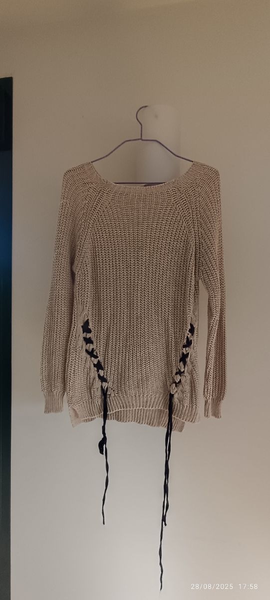 Suéter beige con cordones y chaqueta