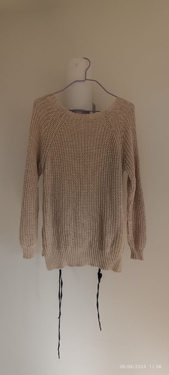 Suéter beige con cordones y chaqueta