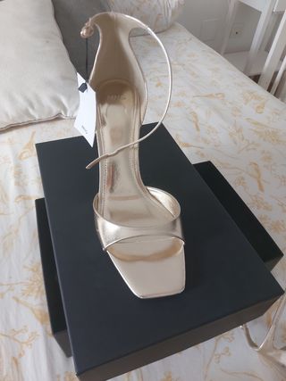 Sandalia tacon dorado