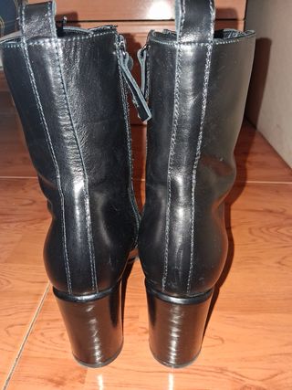 Botas negras de piel con cordones y cremallera