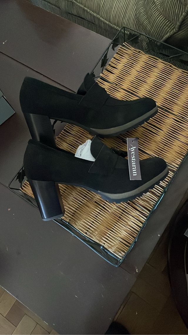 Zapatos Ayestaran tacón negros