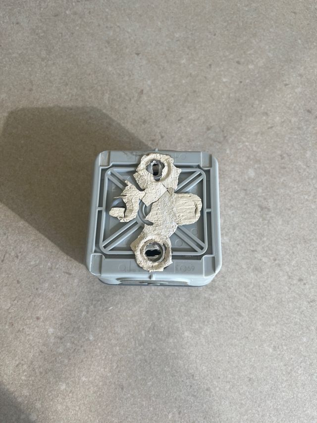 Enchufe superficie gris