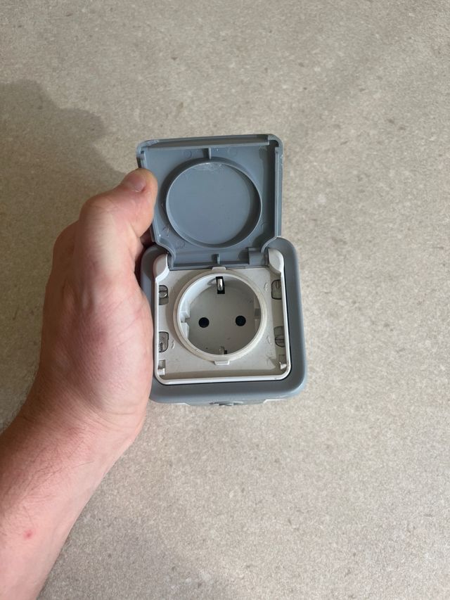 Enchufe superficie gris