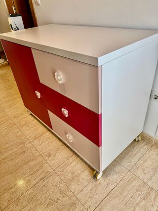 Mueble infantil rosa y blanco
