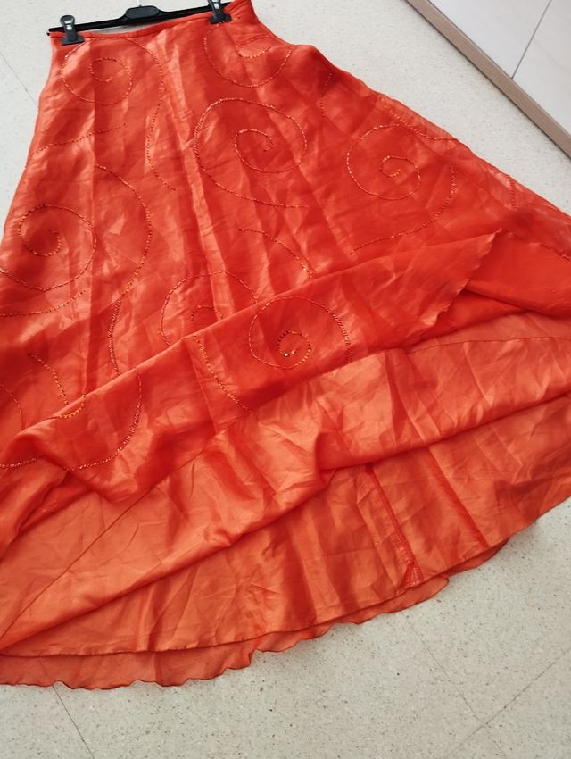 Falda larga roja con lentejuelas