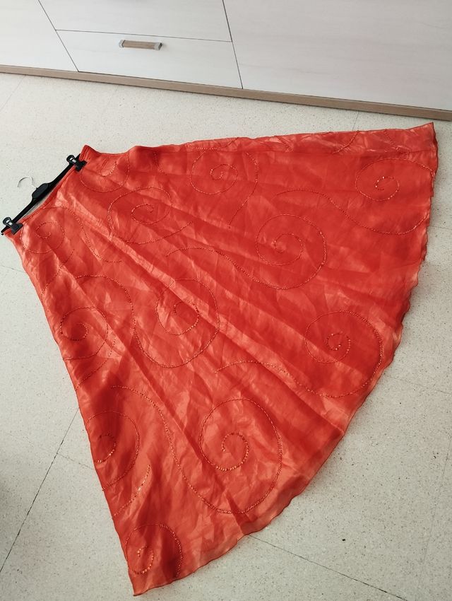 Falda larga roja con lentejuelas