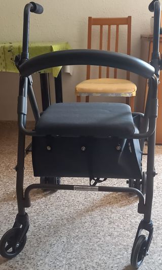 Andador con ruedas y asiento