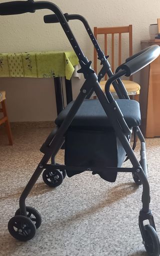 Andador con ruedas y asiento