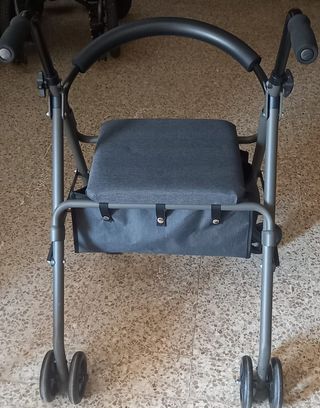 Andador con ruedas y asiento