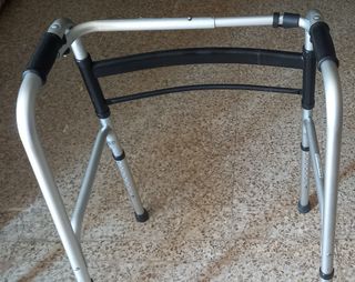 Andador con ruedas y asiento