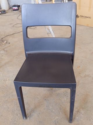 Silla negra de resina