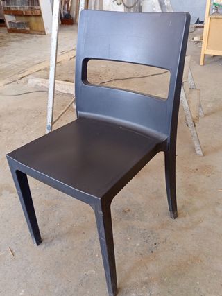 Silla negra de resina