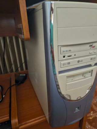 Ordenador LG beige y azul