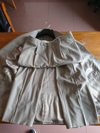 2 trajes talla 54 y 56 color beige 