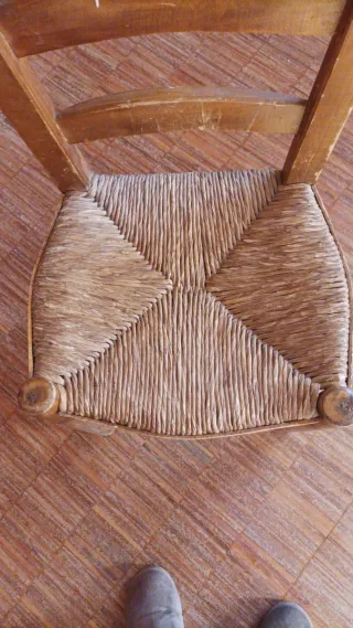 15 sillas de Enea iguales. Rústicas y vintage