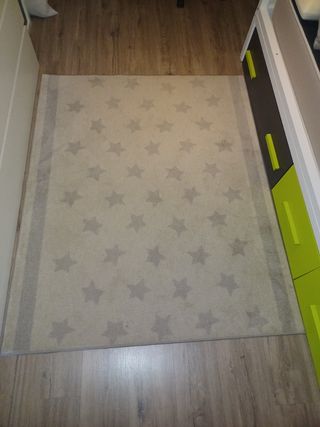 Alfombra infantil Ikea estrellas beige