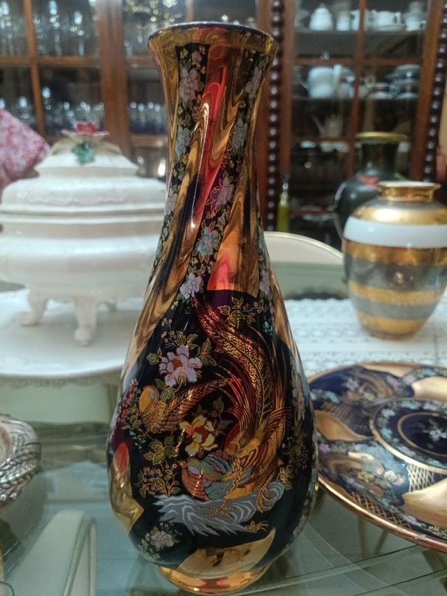 Jarrón y plato chinos dorados